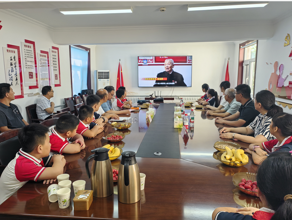 促进会组织济南市军队离休退休干部，听英雄故事，做红色传人活动